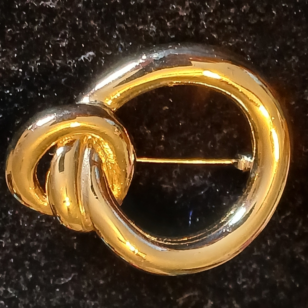 Elegant Goldtone Knot Brooch